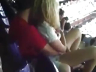 Khiêu dâm cô gái từ mạng xã hội với ngón tay của bạn gái công khai trò chơi thể thao, chơi ngón tay